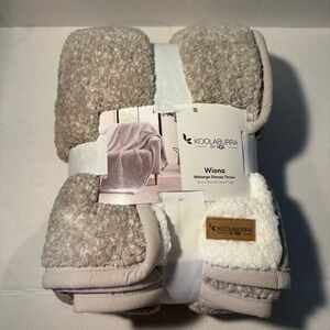 Koolaburra by UGG Winona Sherpa Throw in Gray and Cream
